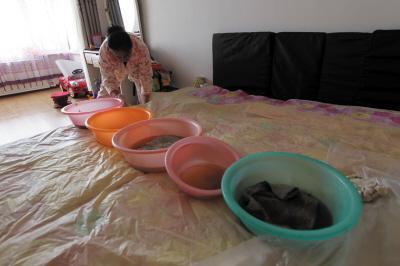 石泉楼上漏水，住户失联，小区没物管，业主维权难！律师来支招……